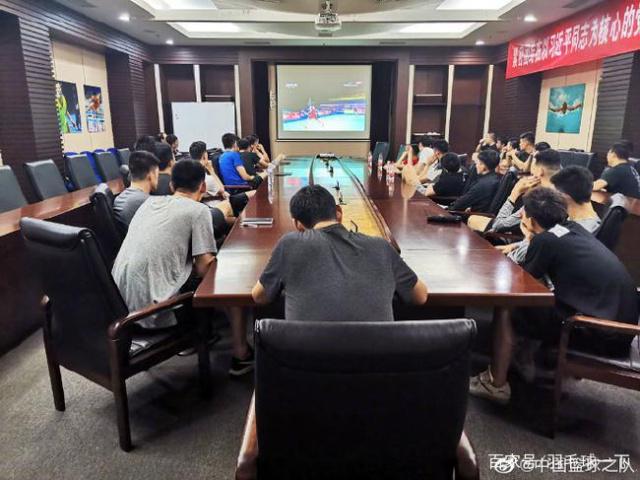 关于巫师队球员集体庆祝胜利，展现团队合作精神的信息