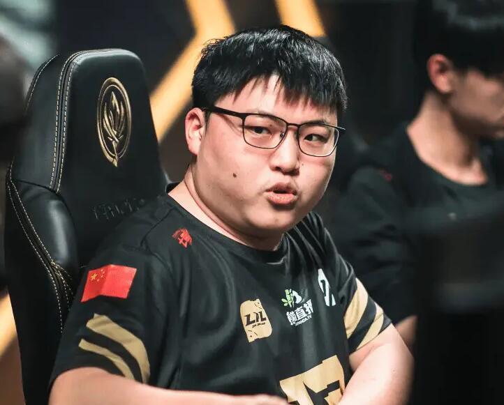 Uzi迎来十赛季高光表现，切尔西球迷沸腾！的简单介绍